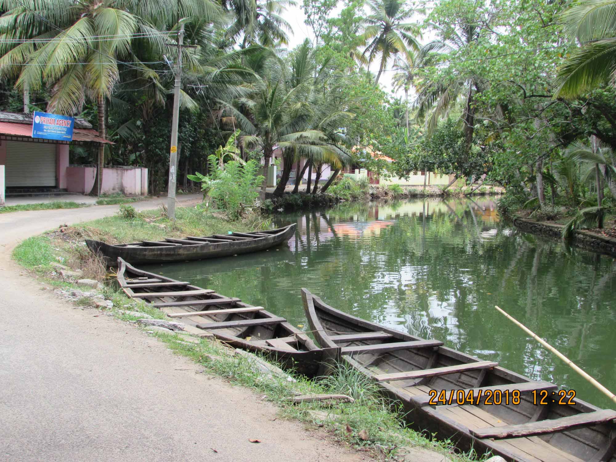 A traditional Canoe ride through Mundrothuruthu / Munroe Islands (Kollam, Kerala, India)